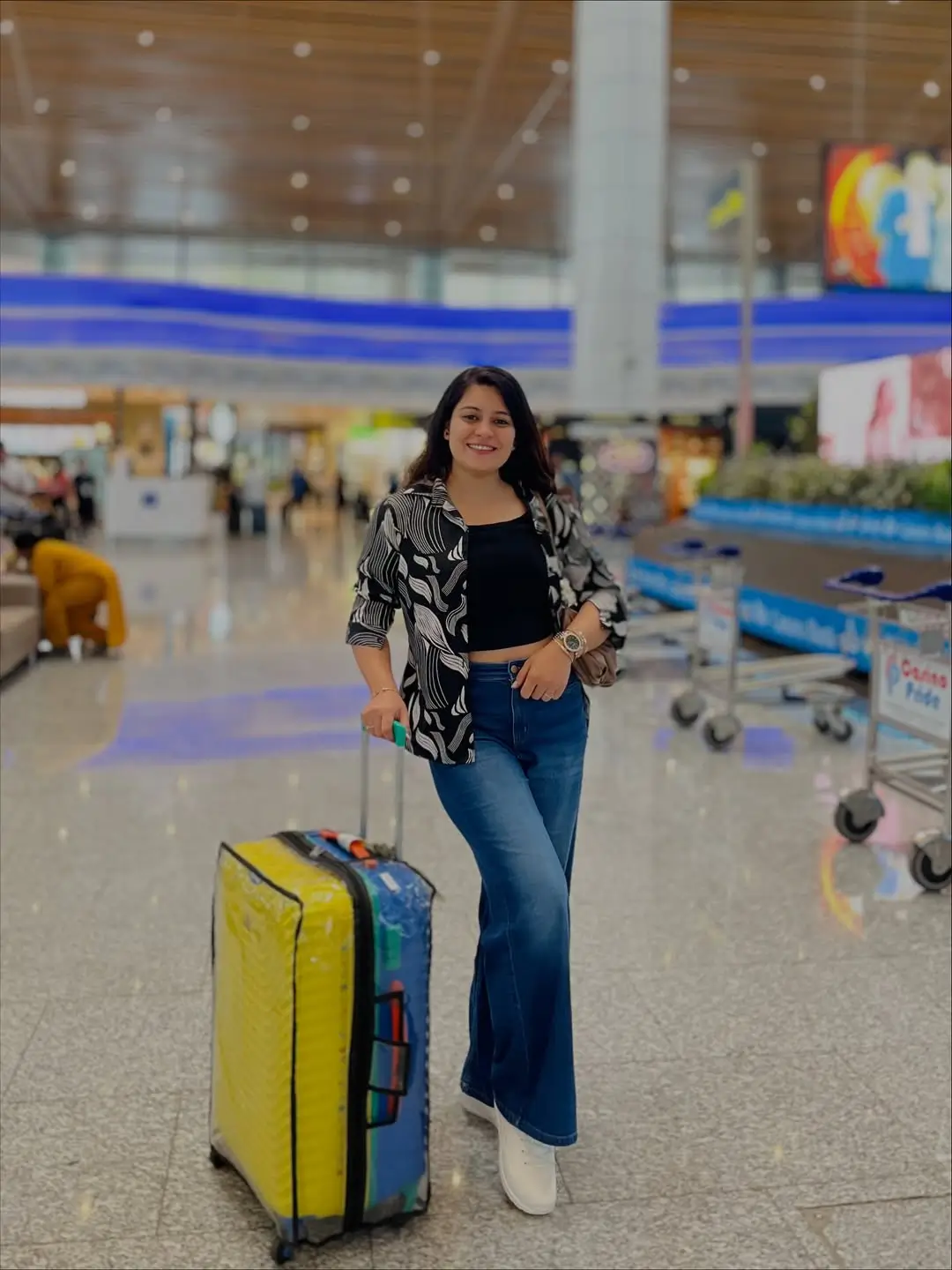 comfy airport outfits summer 2026 Flared Casual Jeans and Printed Shirt Effortless Combo