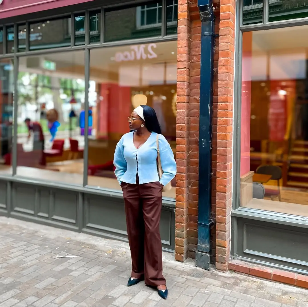 summer old money outfit for women Classic Contrast with a Modern City Twist