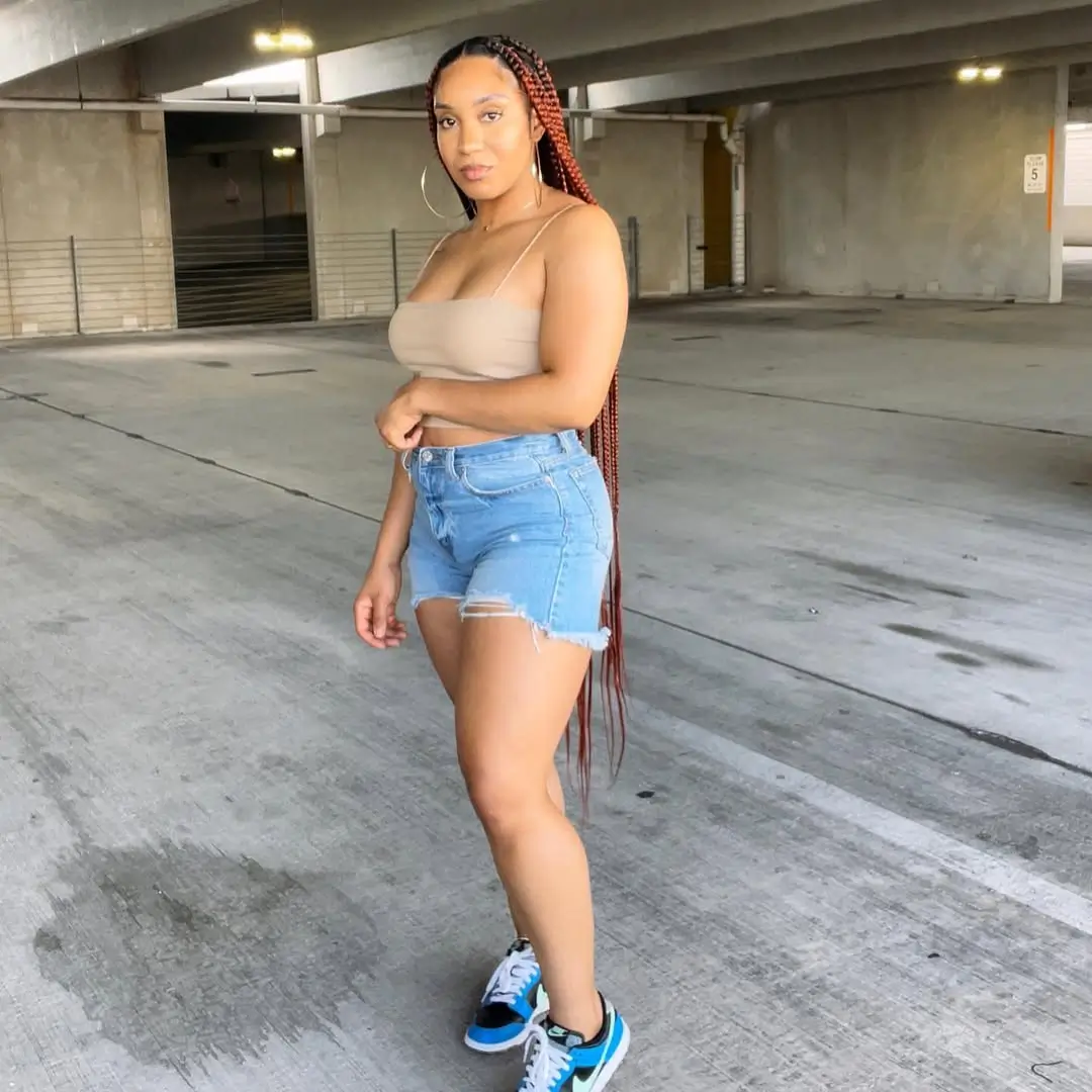 trendy summer outfits for black woman 2026 Denim Shorts and Soft Neutrals for Everyday Confidence