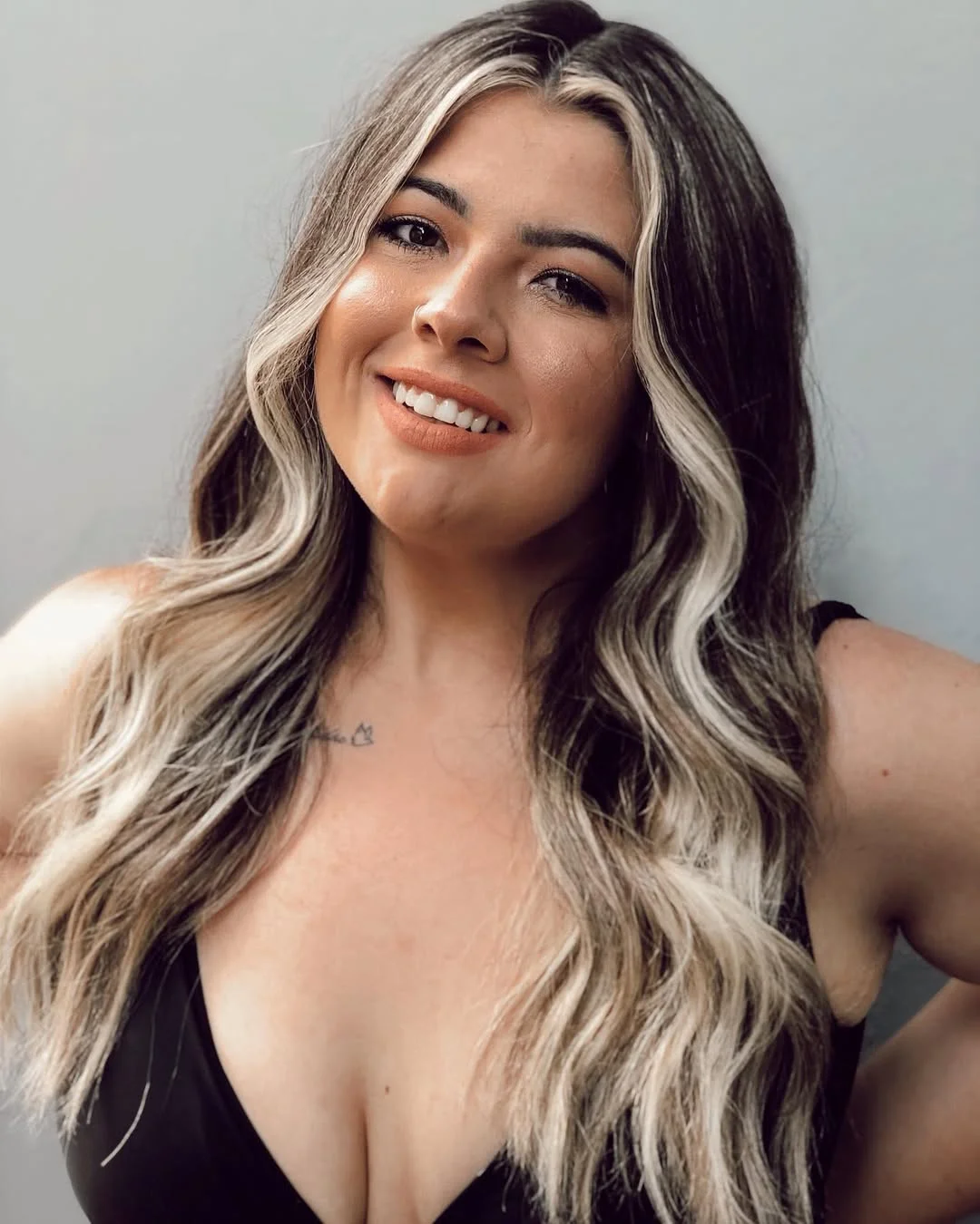 effortless summer haircuts for plus size women 2026 Bright Blonde Money Pieces With Loose Beach Waves