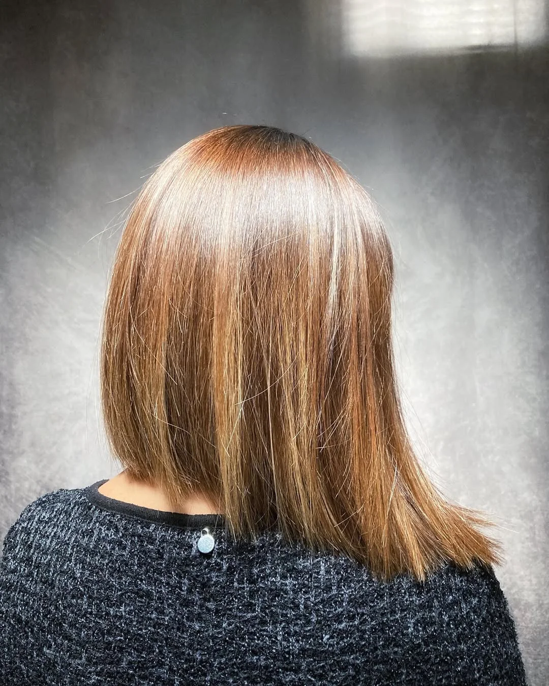 feathered summer haircuts for medium hair 2026 Clean Feathered Lob With Subtle Caramel Dimension