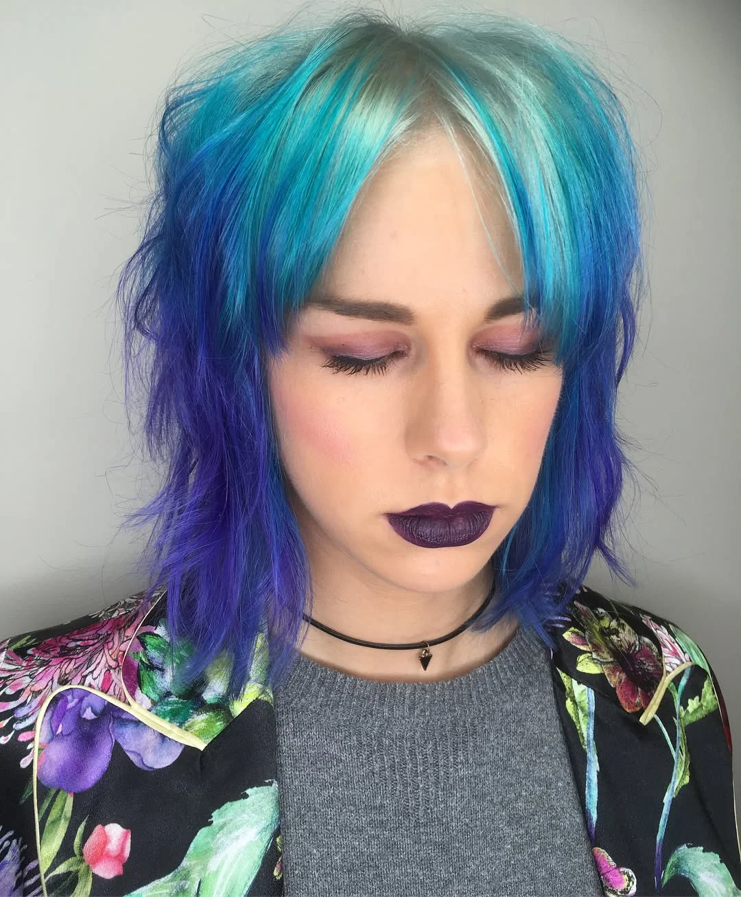 feathered summer haircuts for medium hair 2026 Ocean Blue Feathered Layers With Artistic Contrast