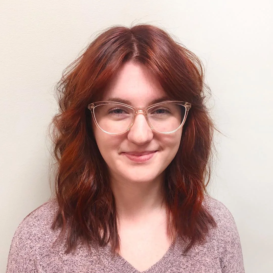 feathered summer haircuts for medium hair 2026 Soft Auburn Feather Waves With Bookish Summer Charm