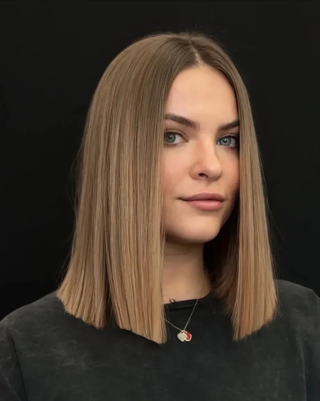 feathered summer haircuts for medium hair 2026 Precision Blunt Feather Lob With Cool Beige Shine