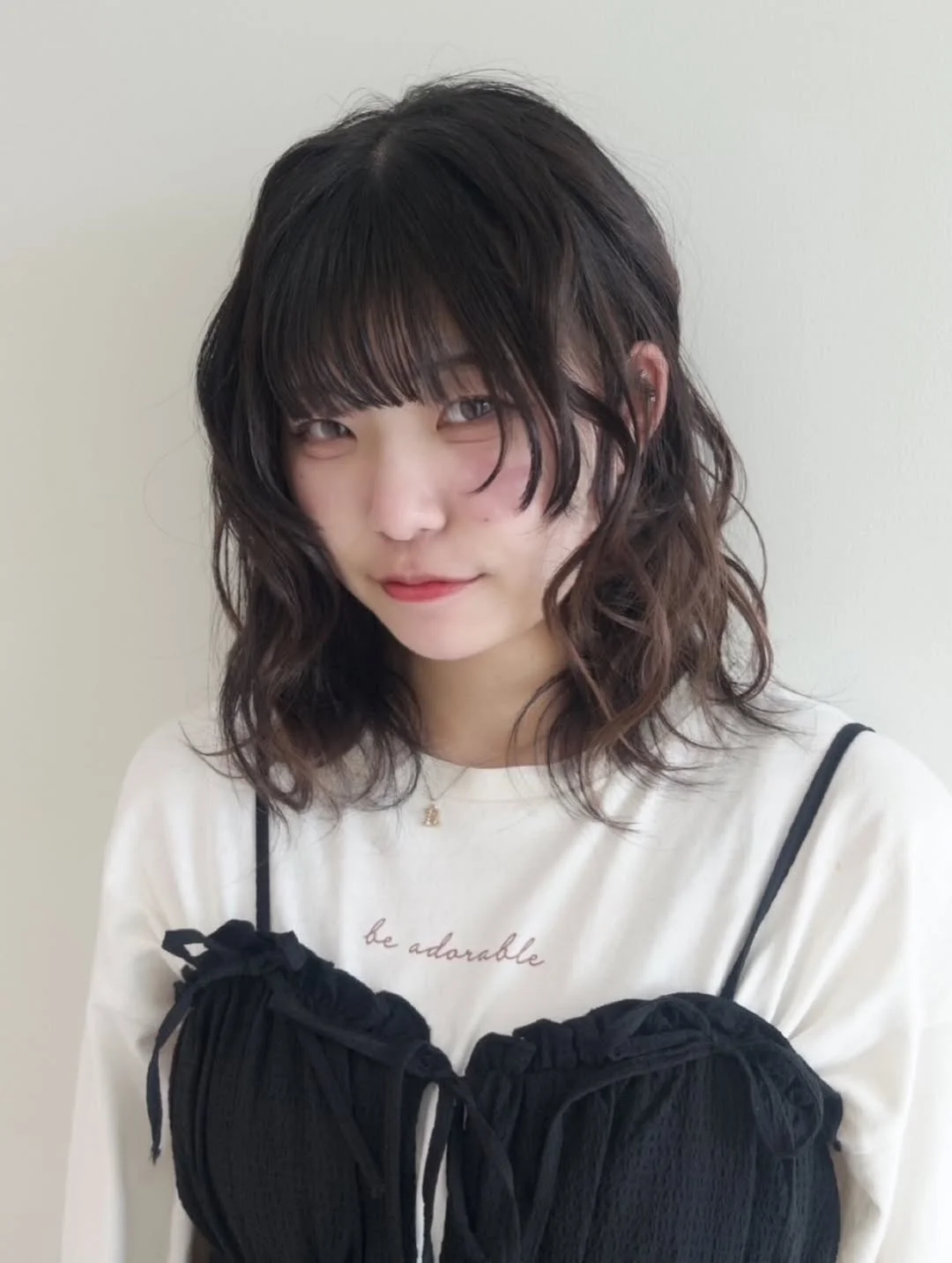 feathered summer haircuts for medium hair 2026 Romantic Feathered Waves With Doll-Like Bangs