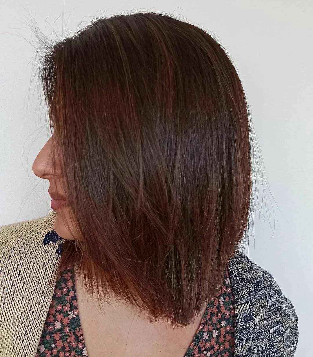 feathered summer haircuts for medium hair 2026 Textured Feathered Bob With Subtle Summer Warmth