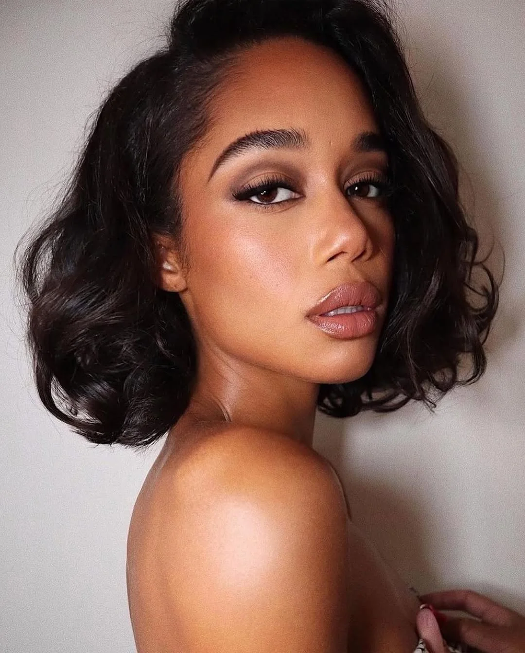 fresh summer haircuts for thin fine hair 2026 Voluminous Curved Bob With Soft Hollywood Texture