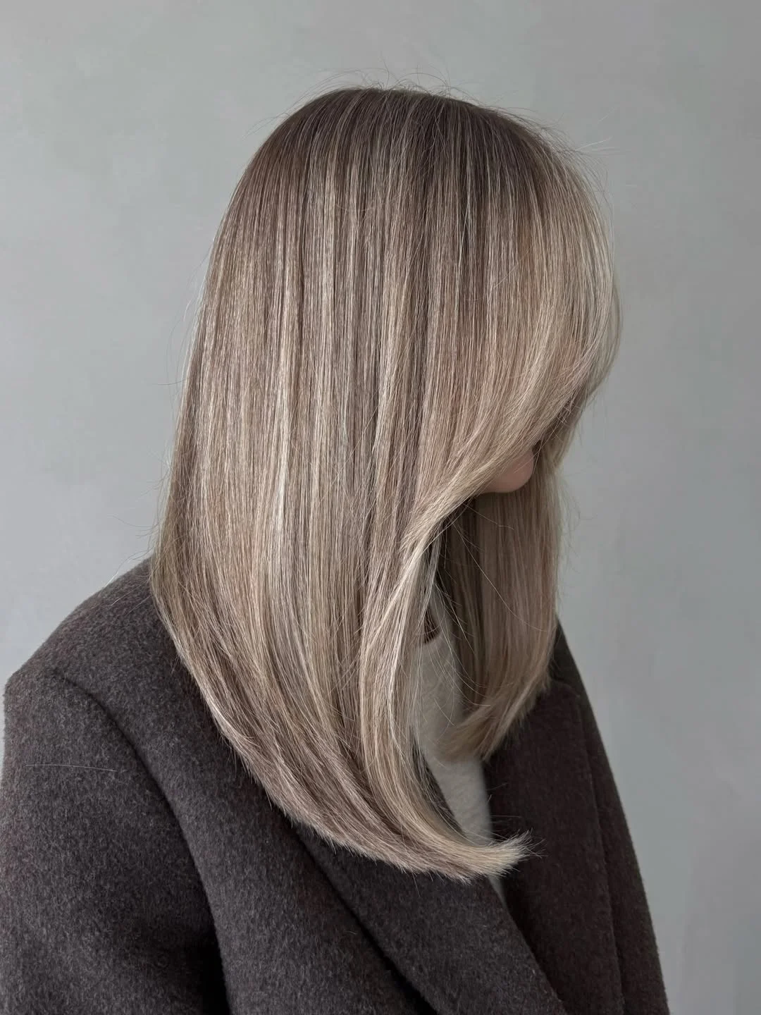 glossy summer blonde hair color 2026 Cool Beige Straight Lob with Soft Precision