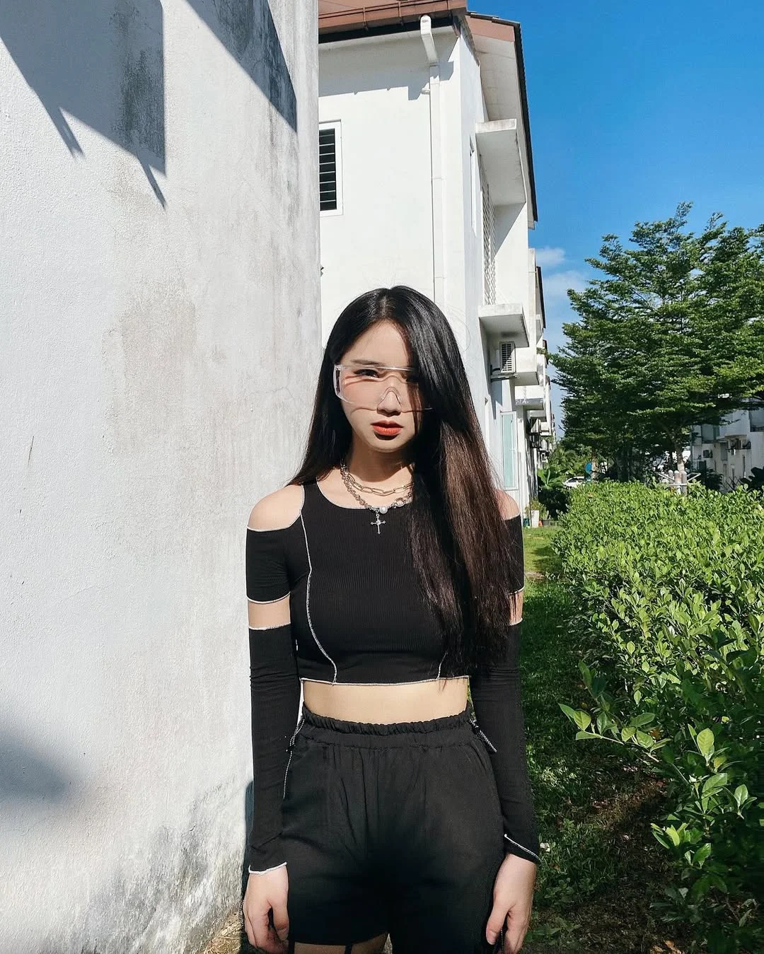 june outfits ideas 2026 Edgy All Black Korean Street Style for Cooler June Evenings
