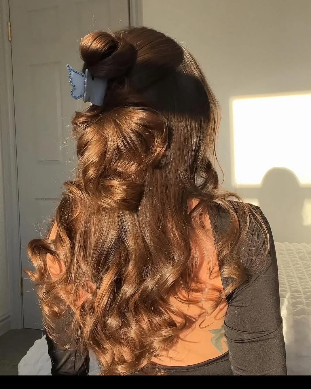 natural summer easy hairstyle 2026 Soft Cinnamon Waves With a Relaxed Claw Clip Twist