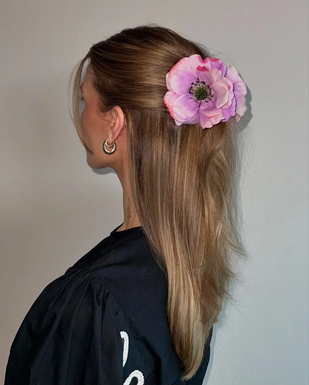 natural summer easy hairstyle 2026 Minimal Half-Up Hair With a Romantic Floral Clip