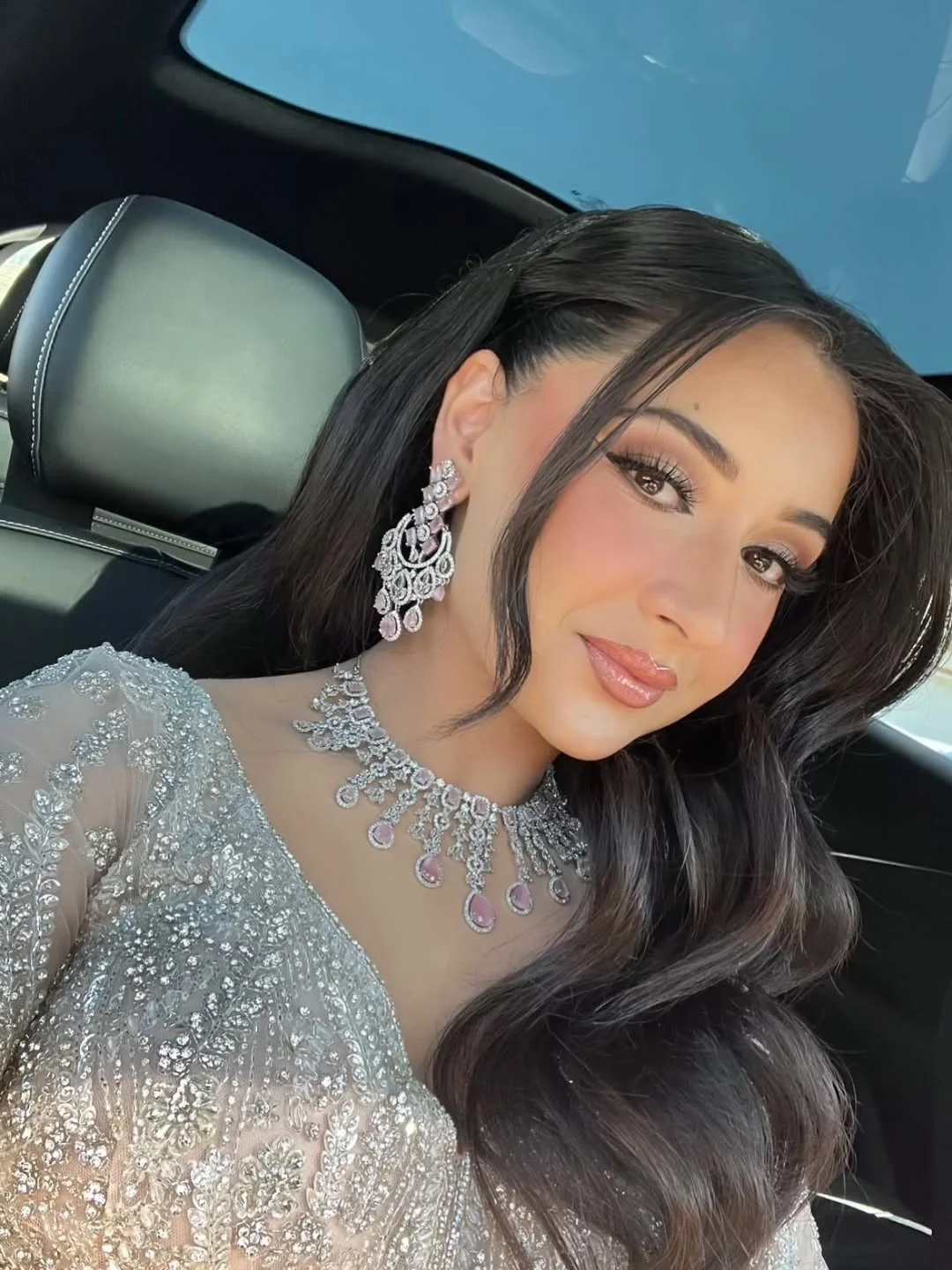 natural summer easy hairstyle 2026 Glossy Face-Framing Waves for Summer Evenings