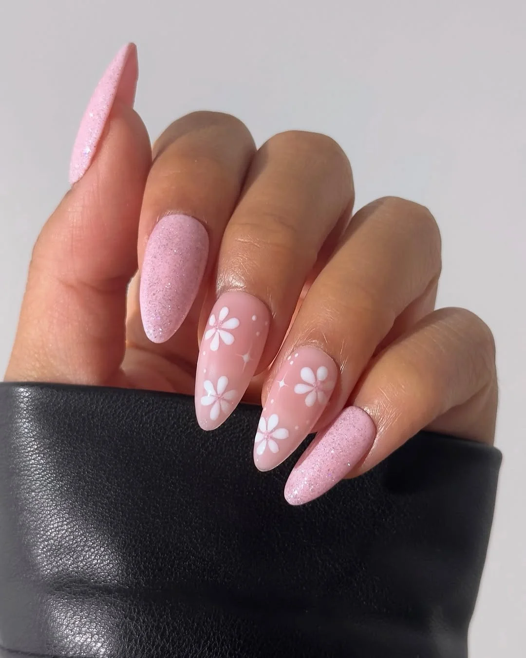 pink summer nails 2026 Sweet Daisy Nails with a Soft Glitter Finish