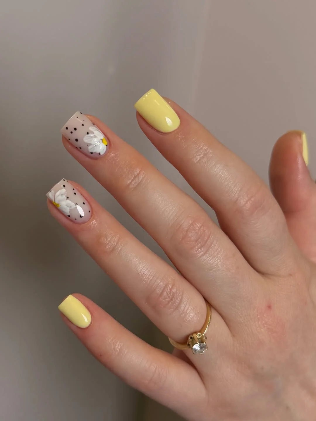 summer gel nails 2026 Soft Yellow Daisy Nails For A Sunny Minimal Look