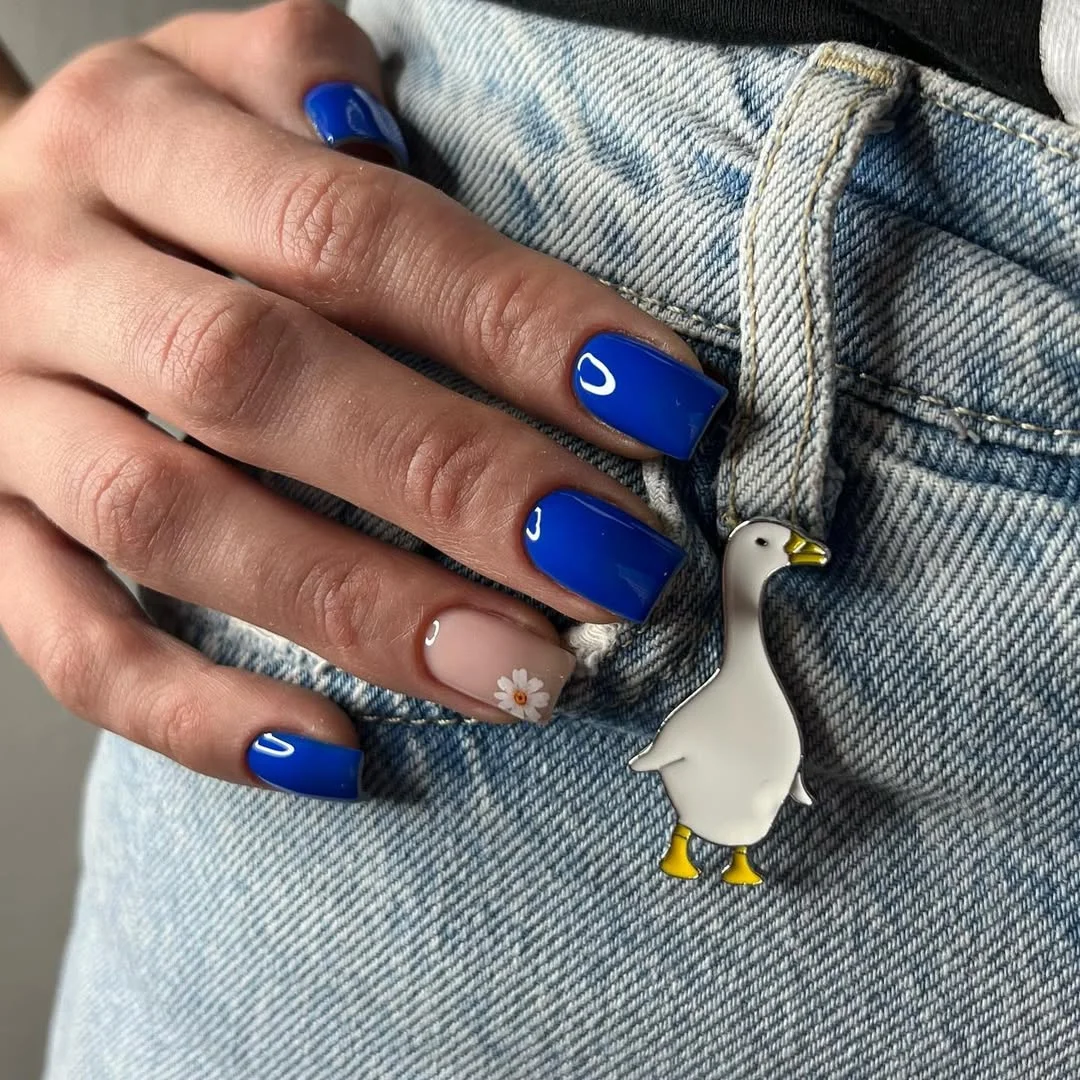 bright summer nails 2026 Electric Blue Daisy Accent for Everyday Brightness
