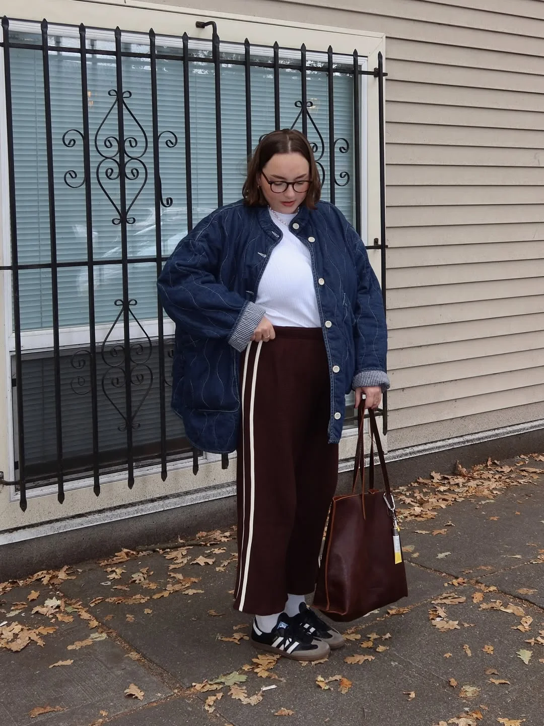 chic fall outfits pants 2026 Sporty Burgundy Trousers With An Oversized Cool-Girl Twist