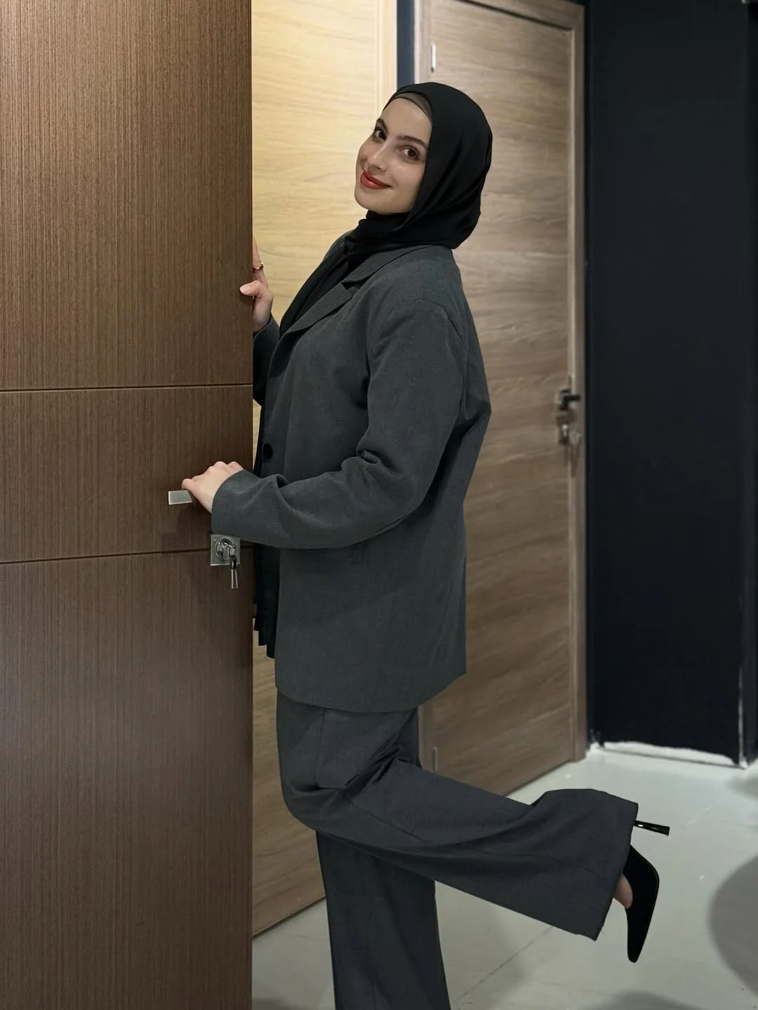 elegant fall office outfits 2026 Charcoal Tailoring That Balances Comfort and Confidence