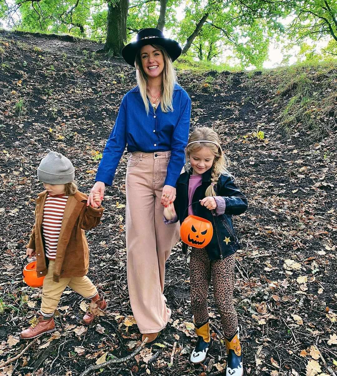 fall mom outfits 2026 Relaxed Autumn Colors With Playful Weekend Energy