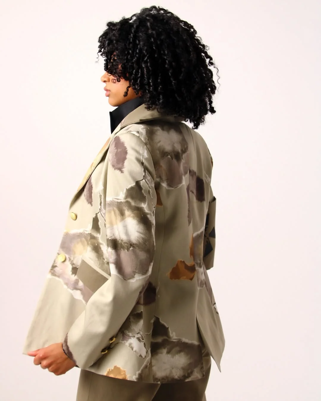Fall outfits with blazers for women 2026 Abstract Printed Blazers Bring Artistic Energy Into Fall Wardrobes