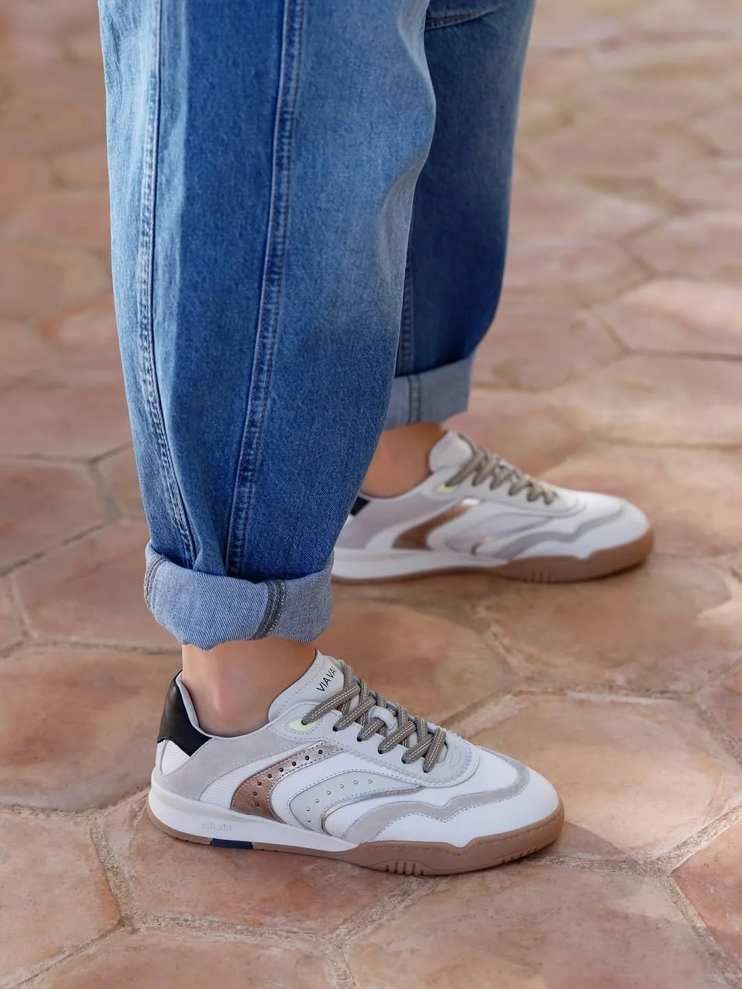 fall outfits with jeans and sneakers 2026 Rolled Denim and Minimal Sneakers That Never Go Out of Style