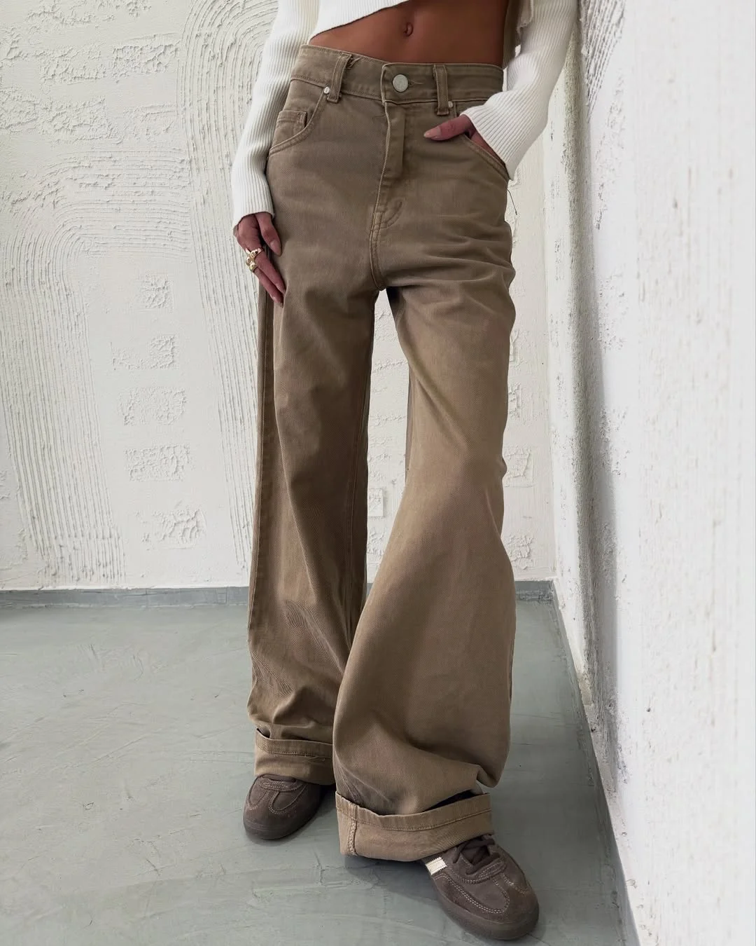 fall outfits with jeans and sneakers 2026 Earth-Tone Wide Leg Denim for Soft Autumn Days
