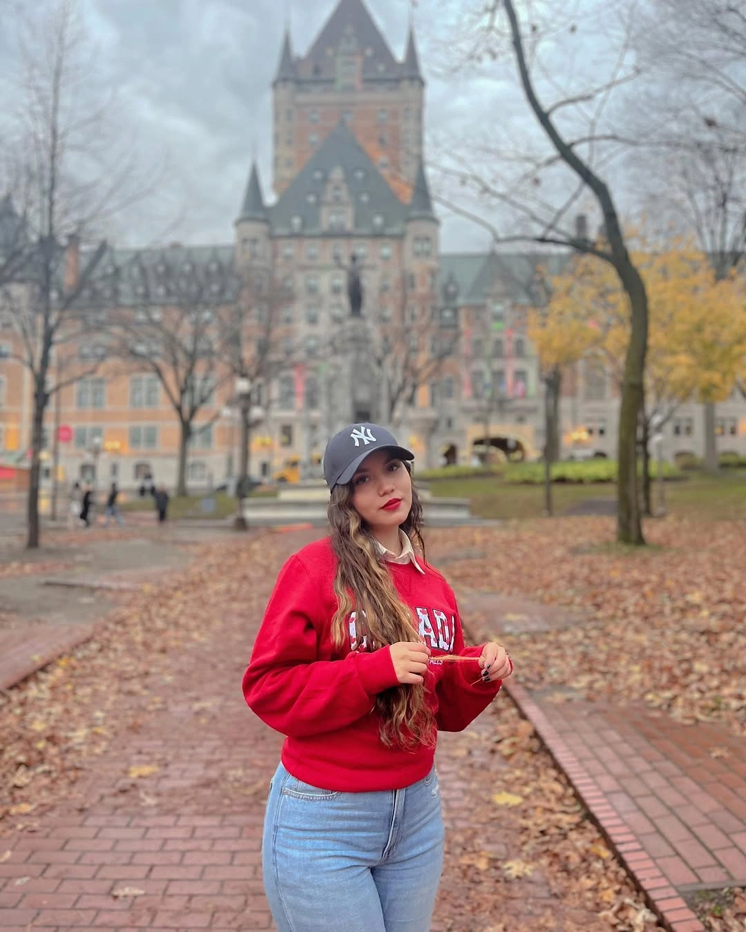 fall travel outfits 2026 Bright Sweatshirts That Bring Energy to Gray Autumn Days