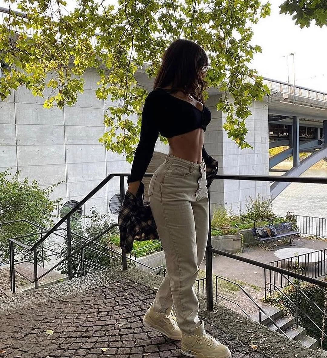 fall travel outfits 2026 Relaxed Denim and Sneakers for Effortless City Exploring