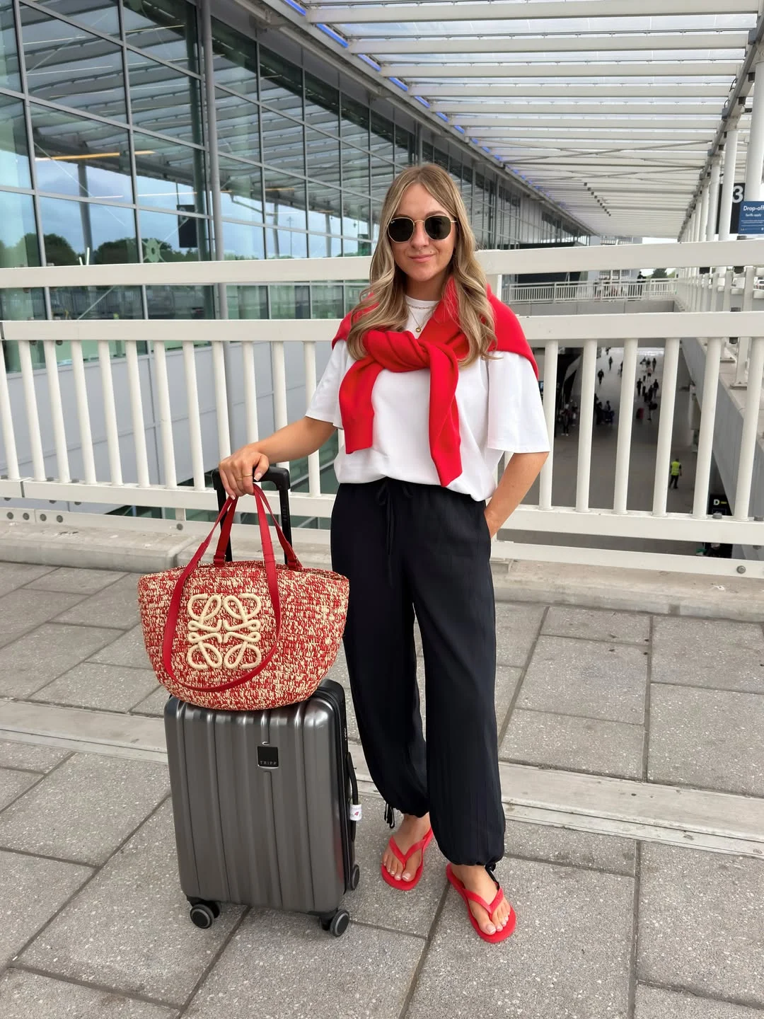 fall travel wardrobe for women 2026 Comfortable Airport Outfits with a Fresh Pop of Color