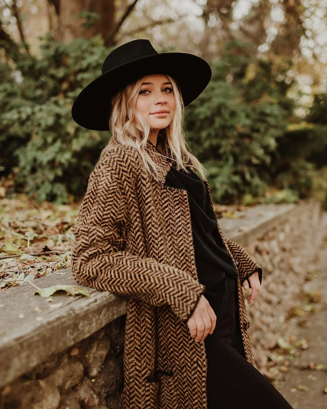 nice fall outfits 2026 Herringbone Coats And Wide-Brim Hats Create Timeless Autumn Drama