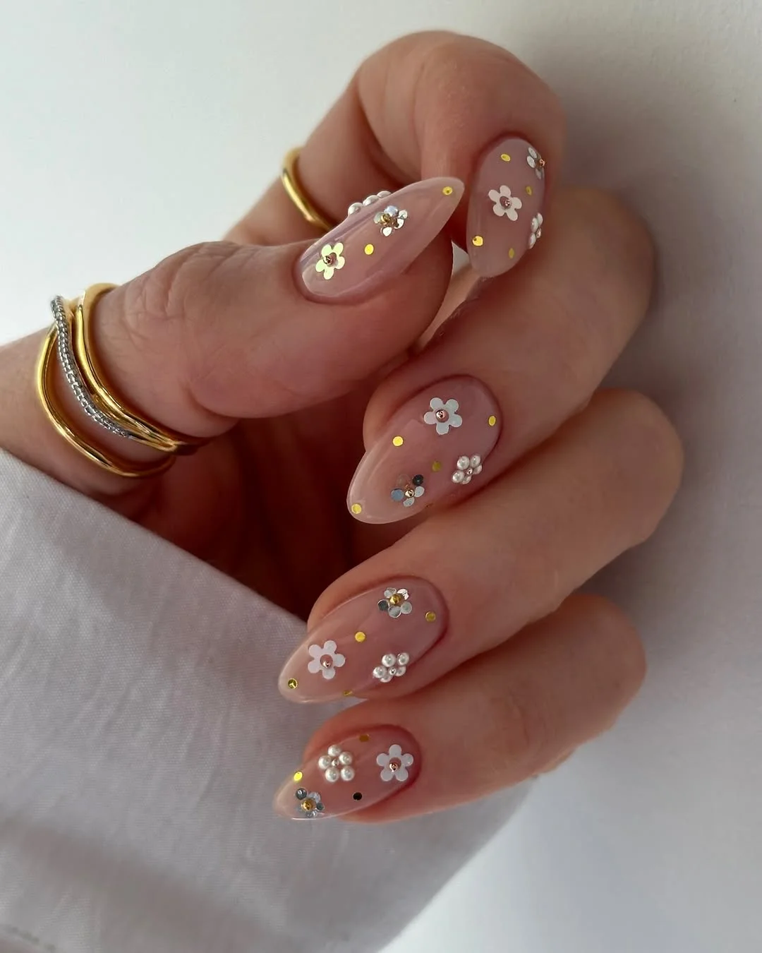 summer glitter nails 2026 Soft Daisy Glitter Almond Nails