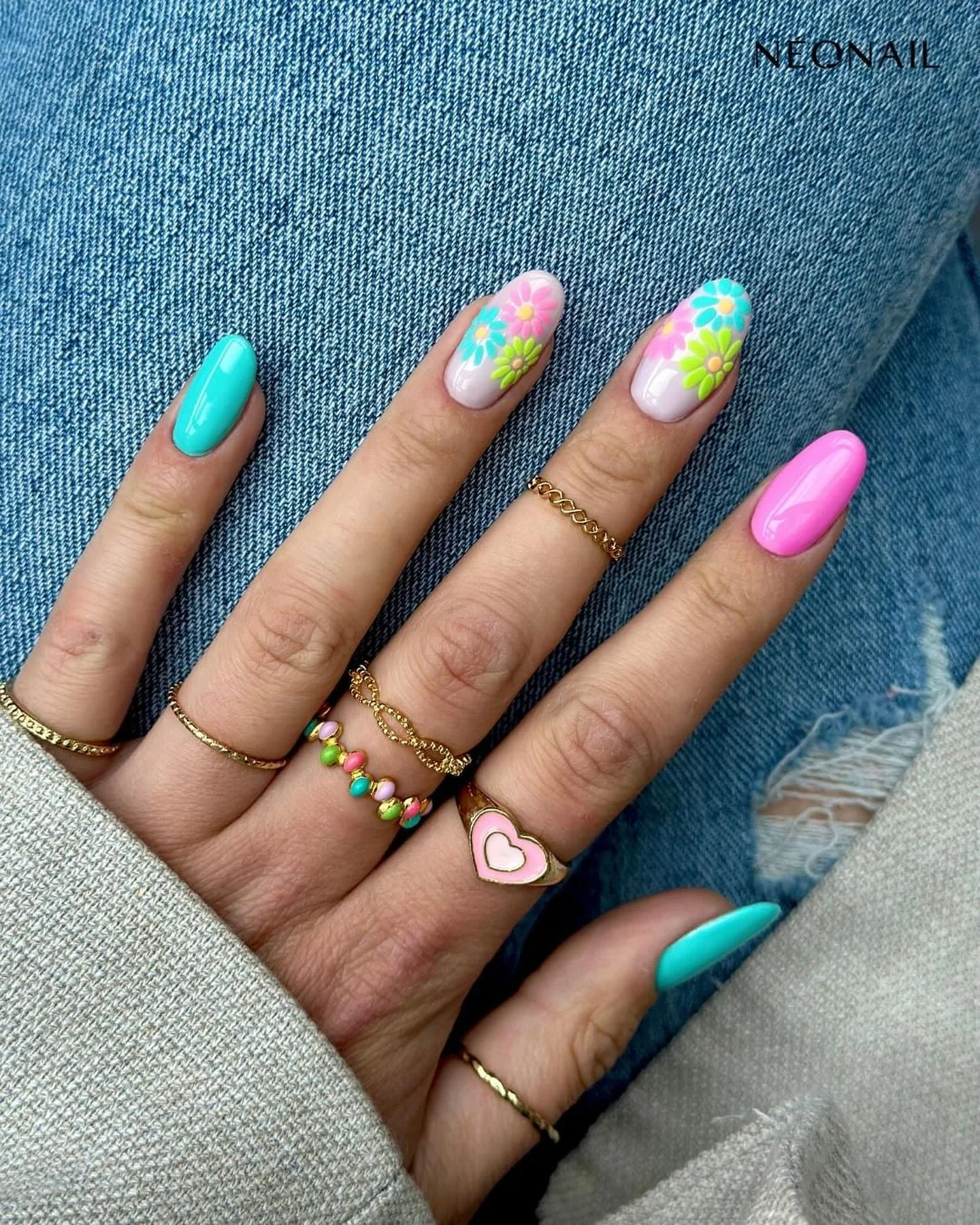 august nails color 2026 Retro Daisy Pastels Full of Playful Summer Energy