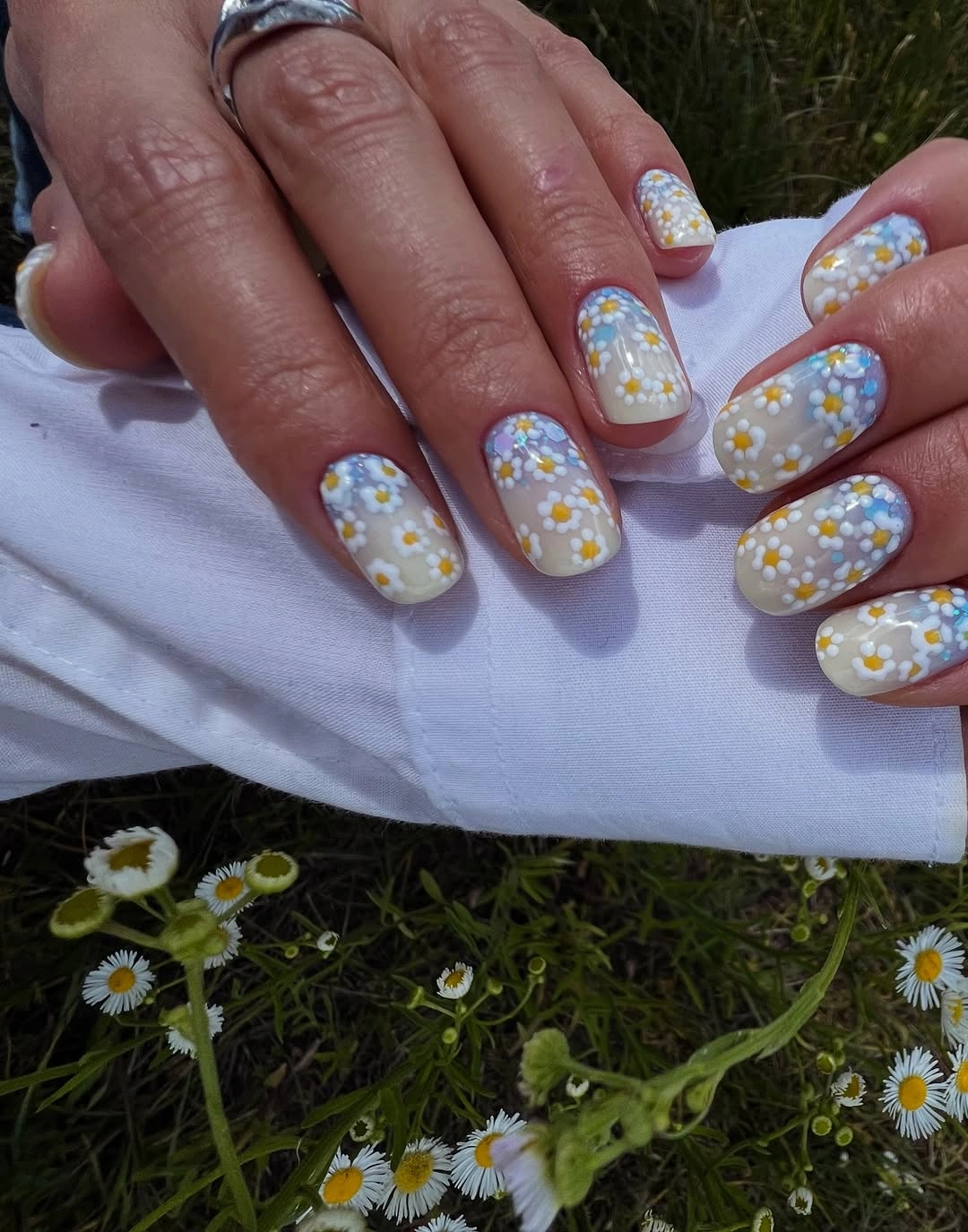 august nails ideas 2026 Delicate Daisy Nails for the Last Bloom of Summer