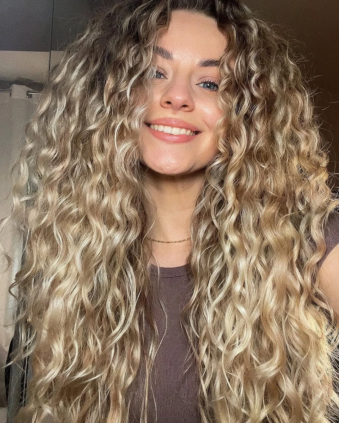 Fall blonde hair colour 2026 Dimensional Blonde Curls That Celebrate Natural Texture