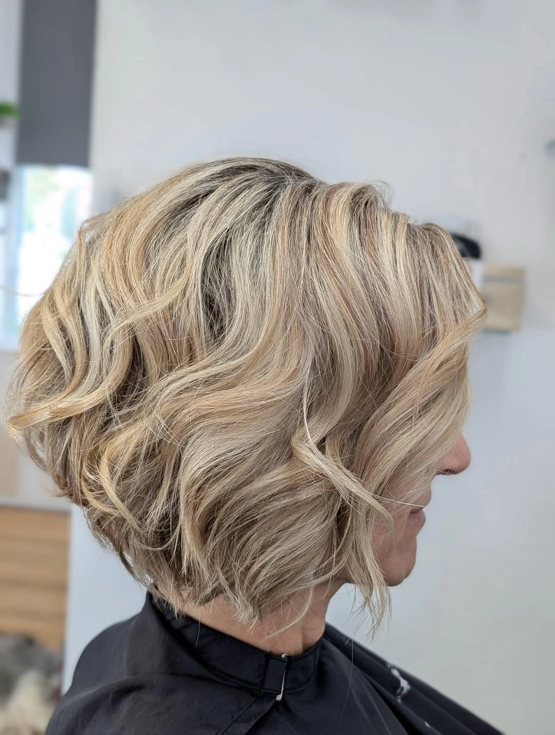 Fall blonde hair colour 2026 Dimensional Blonde Bob With Soft Waves