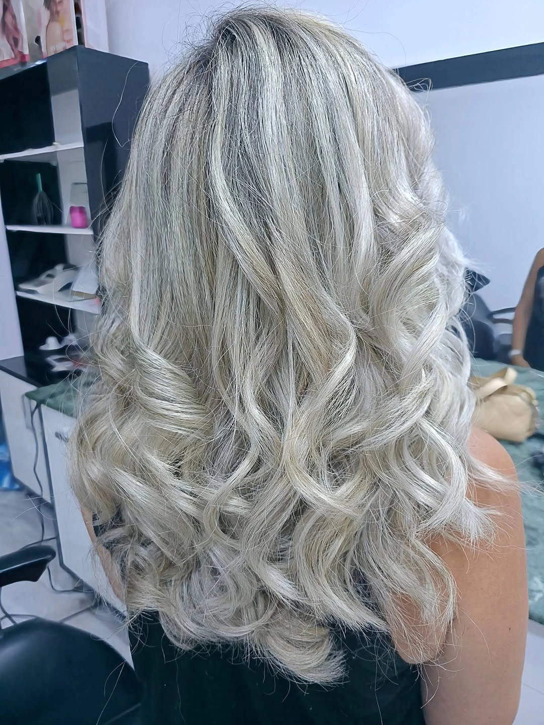 Fall blonde hair colour 2026 Silvery Vanilla Blonde With Soft Romantic Waves