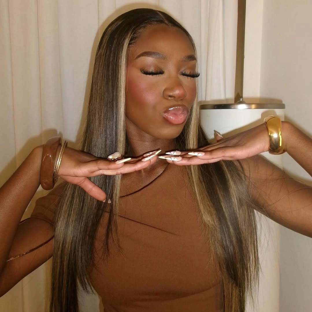 fall hair colors for black women 2026 Soft Espresso Hair With Champagne Face-Framing Highlights
