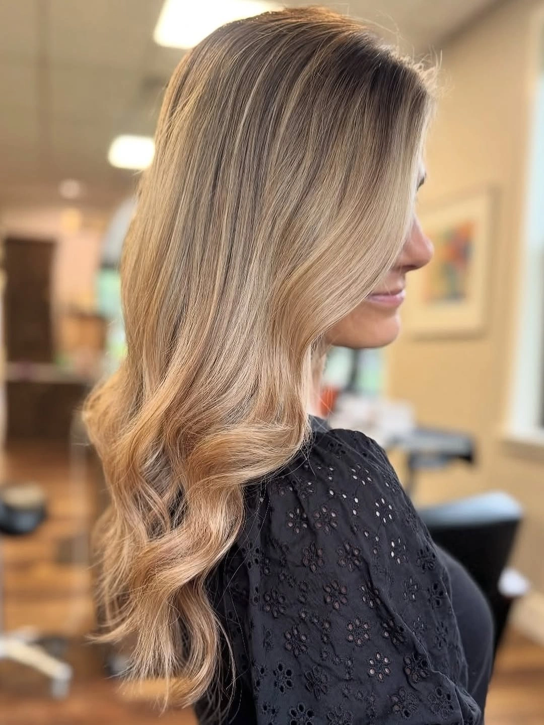 fall hairstyles 2026 Soft Champagne Blonde Waves for an Effortless Fall Glow