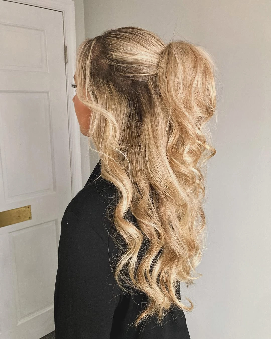 fall hairstyles 2026 Voluminous Blonde Ponytail That Elevates Everyday Style