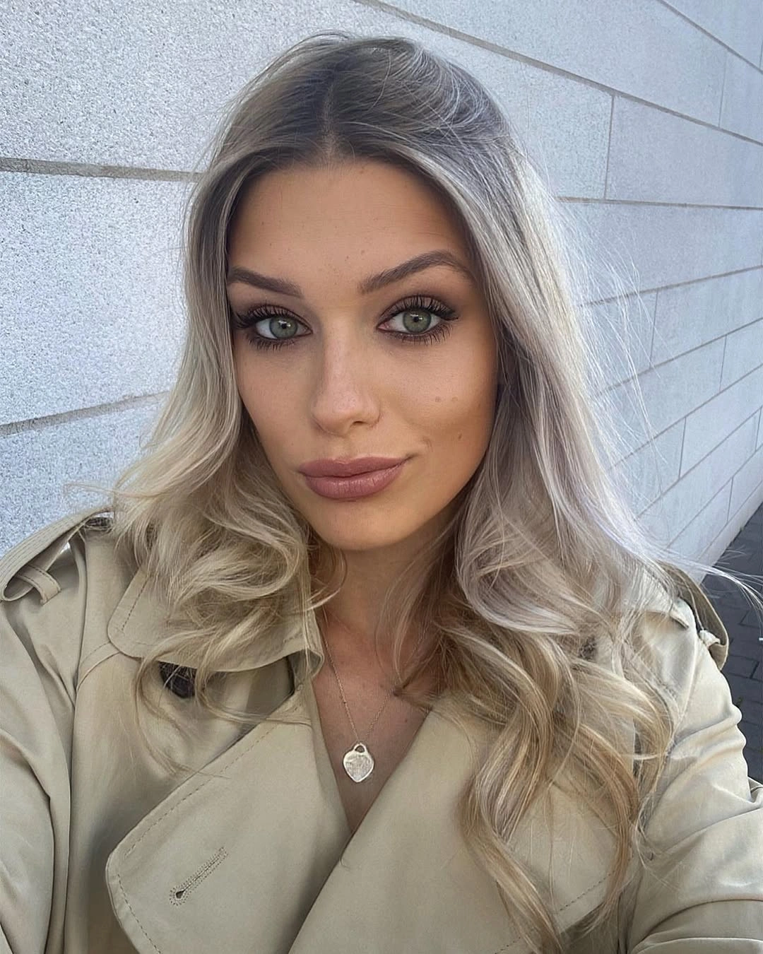 fall hairstyles 2026 Soft Scandinavian Blonde Waves for Everyday Autumn Elegance