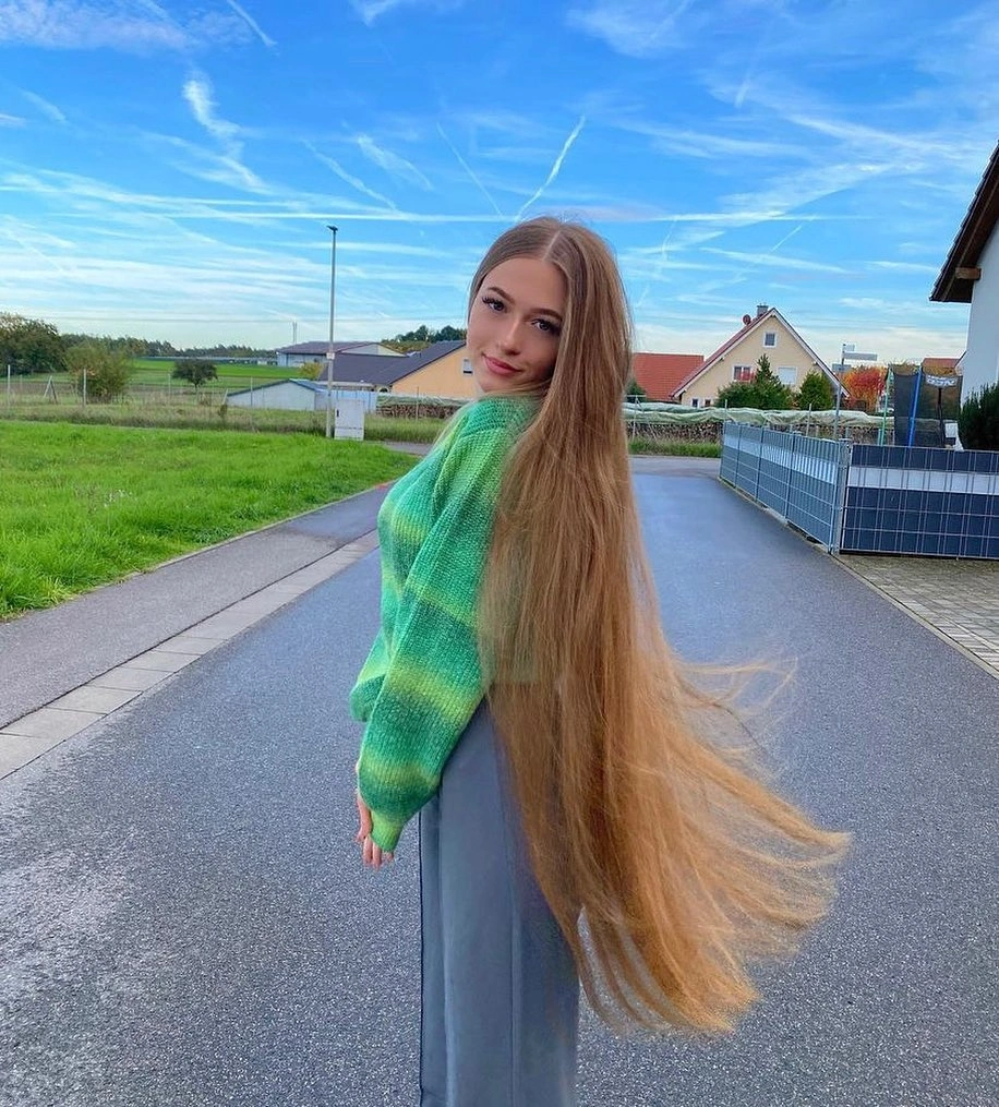 fall hairstyles for long hair 2026 Extra-Long Natural Hair That Becomes the Entire Outfit