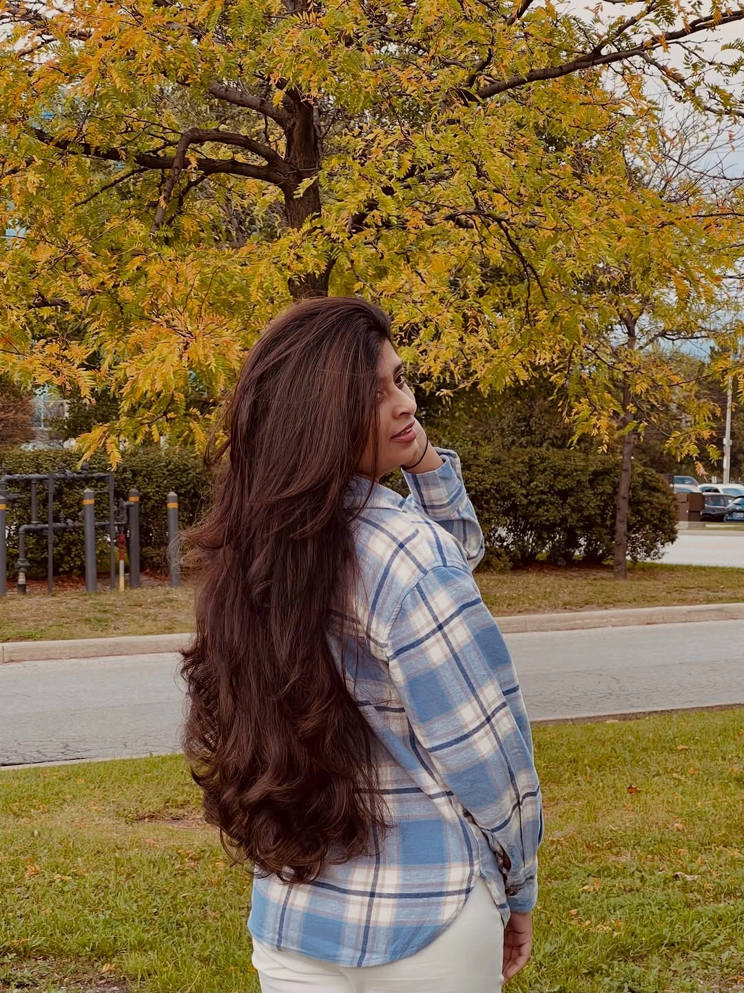 fall hairstyles for long hair 2026 Relaxed Long Waves That Capture the Spirit of Fall