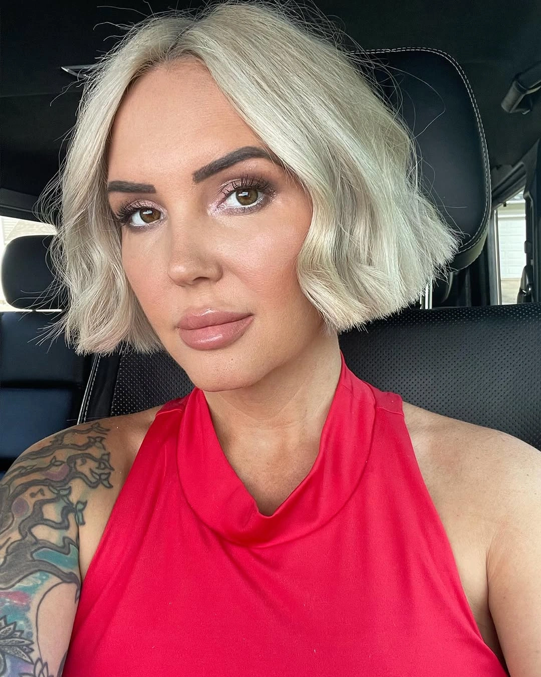 Fall hairstyles for short hair 2026 Classic Platinum Wavy Bob With Timeless Elegance