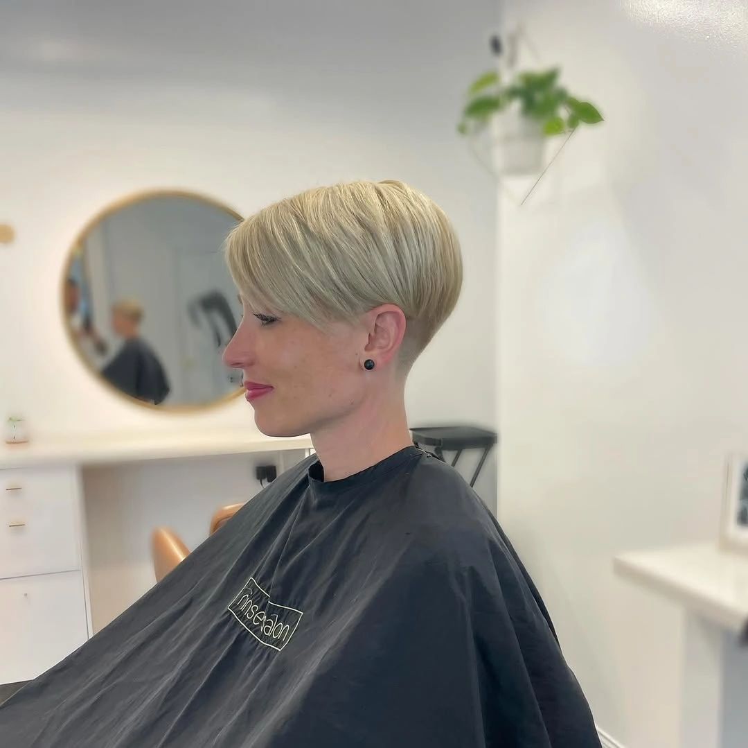 Fall hairstyles for short hair 2026 Elegant Blonde Pixie With Sleek Side Sweep