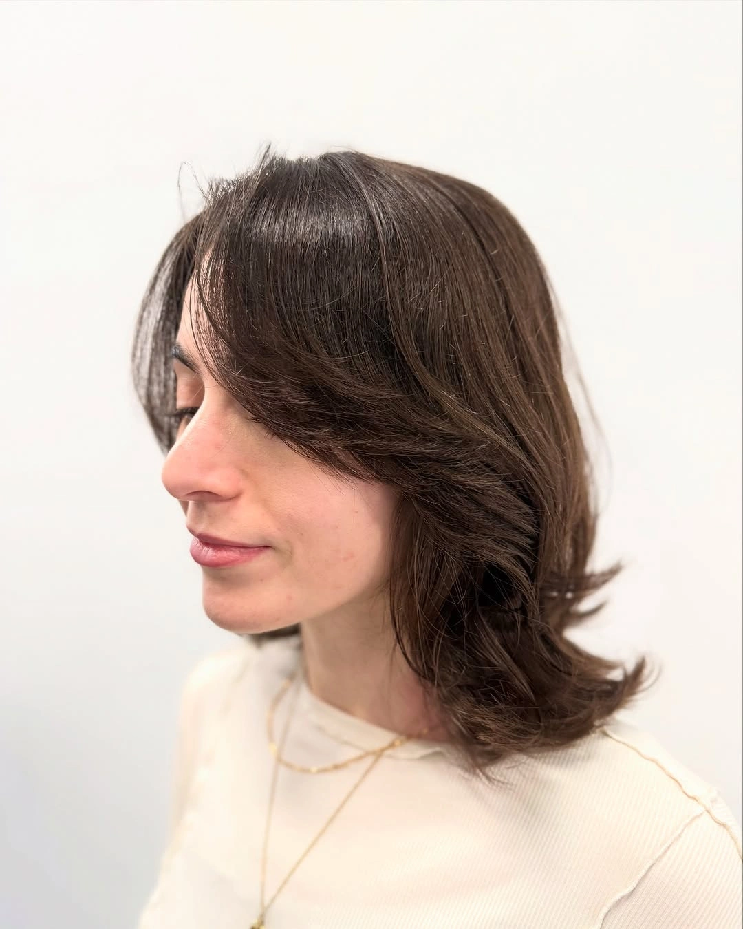 fall medium haircuts 2026 Classic Shoulder-Length Flip with Elegant Face-Framing Layers