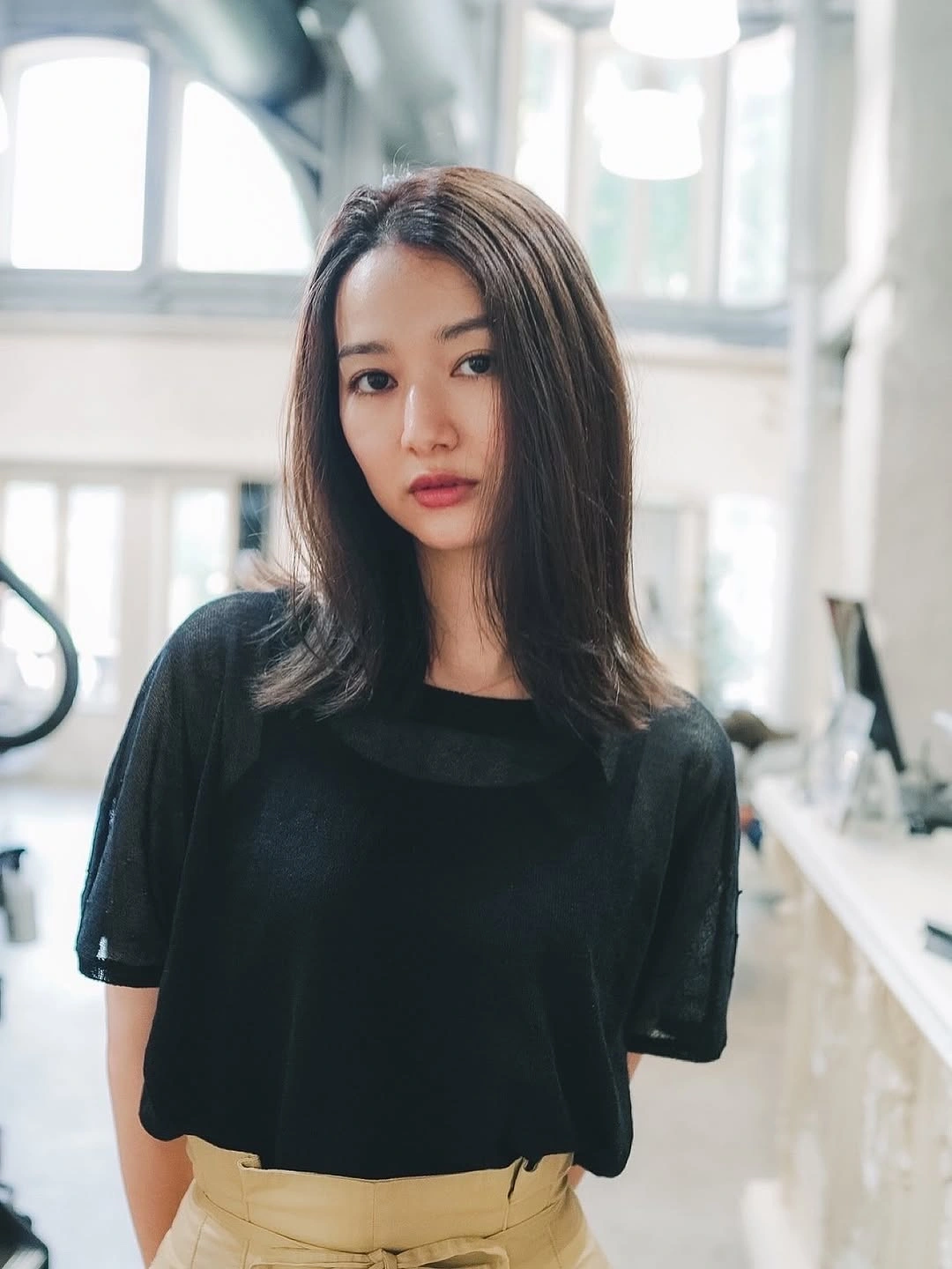 fall medium haircuts 2026 Minimalist Straight Mid-Length Cut with Natural Movement