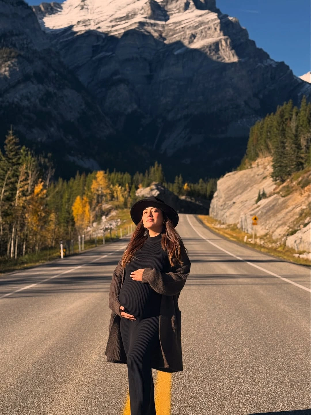 fall pregnancy outfits 2026 Dark Knits and Long Layers for Scenic Autumn Adventures