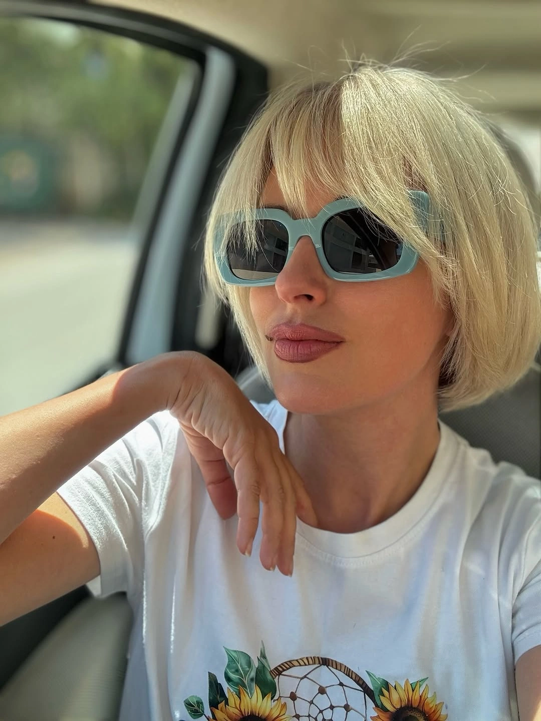 fall short haircuts 2026 Bright Blonde French Bob With Wispy Bangs