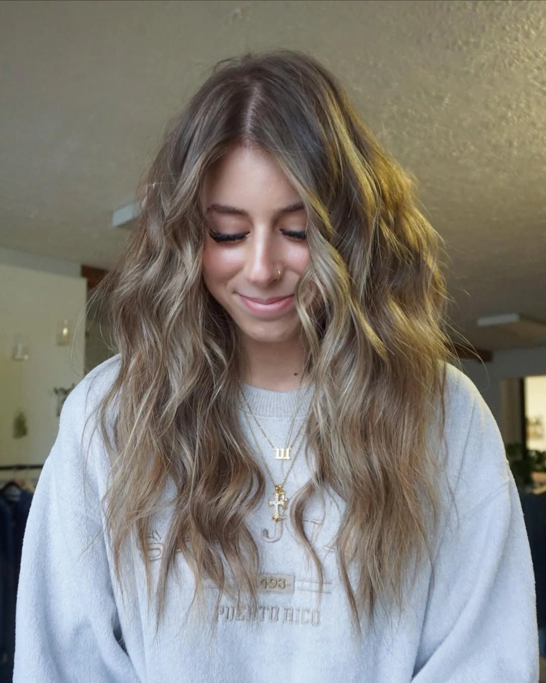 Hair Lowlights: Color Ideas and Inspiration Soft Beach Waves With Lived-In Beige Contrast