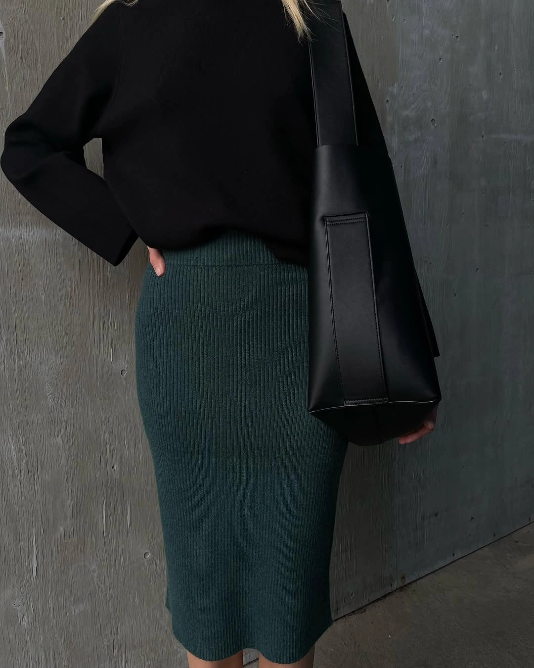 knit skirt outfits fall 2026 Dark Green Rib Knit Skirt With Modern Black Layers