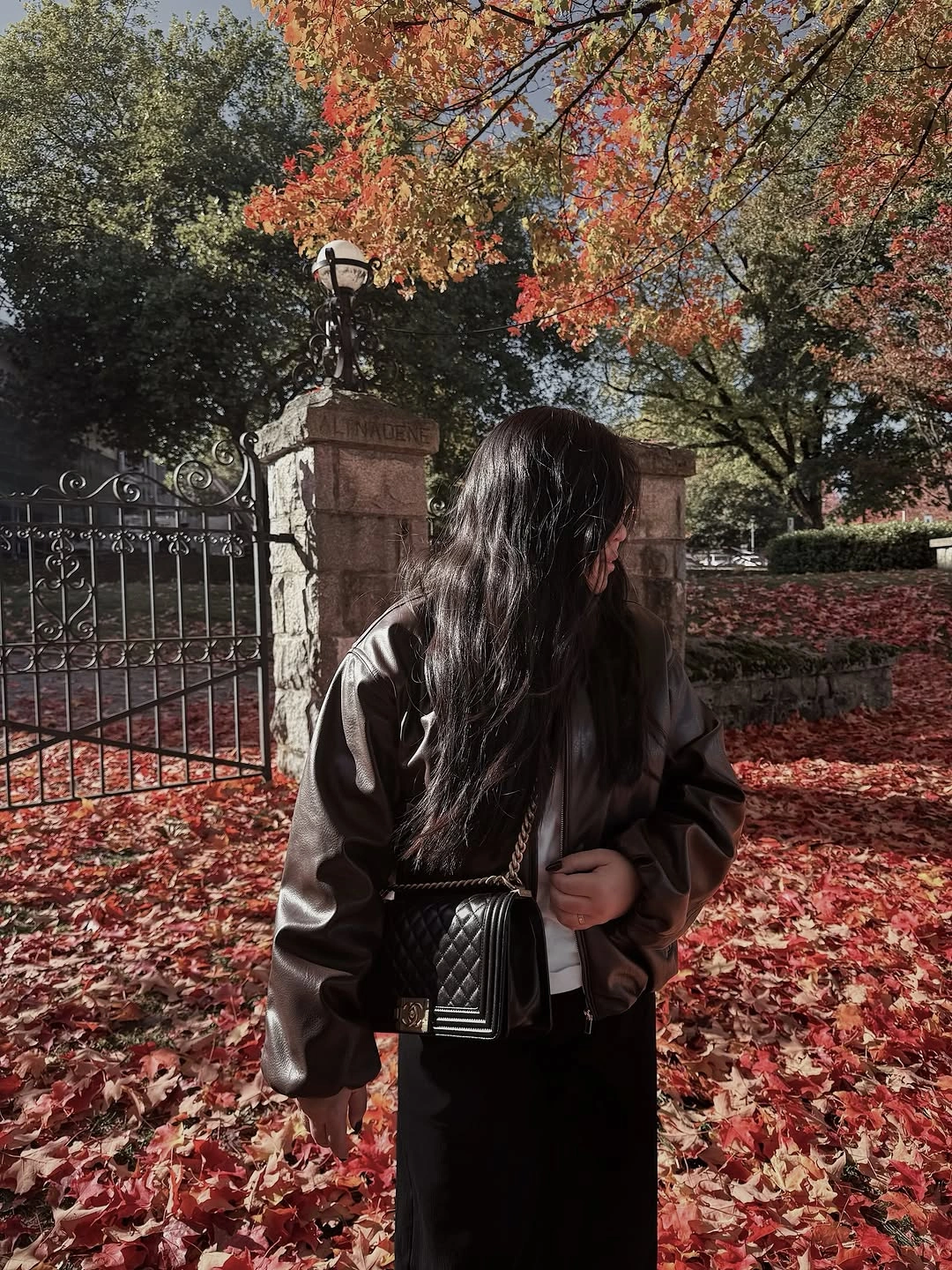 September fashion trends 2026 Dark Sweater Look With Autumn Leaves